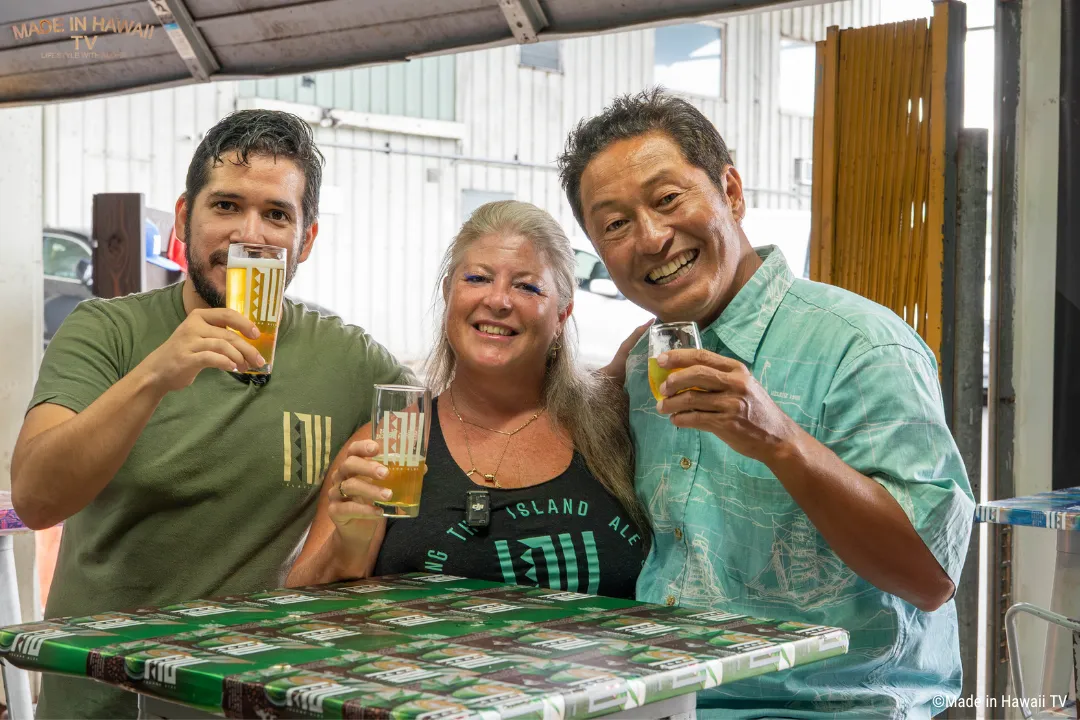 イヌ アイランド エールズでビールを片手に持っている3人